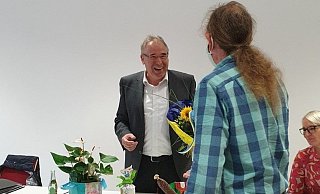 Er ist nicht mehr dabei: Friedrich Ehlert wurde bereits während der letzten Sitzung des alten Rates verabschiedet. Unter anderem von Volker Althoff gab es Blumen. Heute Abend wird Friso Veldink als Dörentruper Bürgermeister vereidigt. - Nadine Uphoff