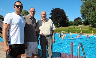 Gemeinsam fürs Freibad: (v.l.) Schwimmeister Marcus Riesmeier sowie Stefan Dubat und Heinrich Korbach vom Freibadverein sind ein eingespieltes Team. - Yannick Sonntag Gemeinsam fürs Freibad: (v.l.) Schwimmeister Marcus Riesmeier sowie Stefan Dubat und Heinrich Korbach vom Freibadverein sind ein eingespieltes Team. - Yannick Sonntag
