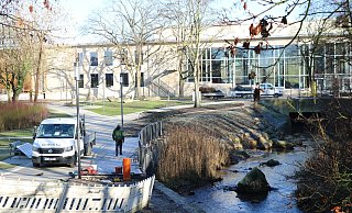 Die Arbeiten zwischen hinterem Kurparkeingang, Konzerthalle und Bleichstraße laufen. Das Pflaster liegt, die Ergebnisse lassen sich schon erahnen. Doch noch ist der Bereich abgesperrt. - Alexandra Schaller