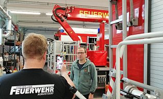 Die Augustdorfer Jugendfeuerwehr geht neue Wege. Fahrzeugkunde steht auf dem Stundenplan des ersten digitalen Dienstabends. Gemeindejugendfeuerwehrwart Christoph Diekmann (rechts) gibt die Erklärungen, während Jugendwart Carsten Hansmeier mit dem Smartphone filmt. - Feuerwehr Augustdorf