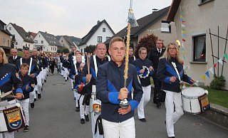 Sternmarsch: Der Fanfarenzug Blau-Wei&szlig; Kalletal begleitet den Lampionzug. - Jens Rademacher