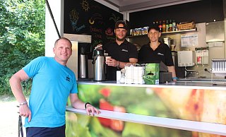 Foodtruck statt Kiosk: Bademeister Jörg Mengedoht (links) freut sich, einen neuen Betreiber im Blomberger Freibad gefunden zu haben. Den integrativen Mitarbeitern Marc Klaus und Cornelia Fröhlich bereitet die Arbeit im Foodtruck sehr viel Freude. - Michaela Weiße