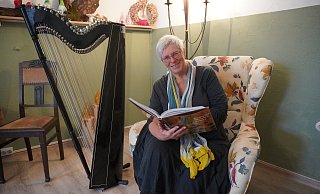 Marion Weber wird den Kindern künftig Märchen und Geschichten von den Wichteln aus dem Schwalenberger Wald am Kaminfeuer erzählen. Die Harfe wird Friedrich Hacheney aus Bad Meinberg erklingen lassen. - Michaela Weiße Marion Weber wird den Kindern künftig Märchen und Geschichten von den Wichteln aus dem Schwalenberger Wald am Kaminfeuer erzählen. Die Harfe wird Friedrich Hacheney aus Bad Meinberg erklingen lassen. - Michaela Weiße