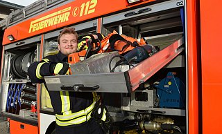 Kevin Koßmann hat sehr gute Erfahrungen mit der Hilfsbereitschaft und Professionalität der Freiwilligen Feuerwehr Bad Salzuflen gemacht. Das hat den 20-Jährigen dazu bewogen, Mitglied des Löschzugs Holzhausen zu werden. Foto: Feuerwehr Bad Salzuflen/Jonas Bröker - Feuerwehr Bad Salzuflen Kevin Koßmann hat sehr gute Erfahrungen mit der Hilfsbereitschaft und Professionalität der Freiwilligen Feuerwehr Bad Salzuflen gemacht. Das hat den 20-Jährigen dazu bewogen, Mitglied des Löschzugs Holzhausen zu werden. Foto: Feuerwehr Bad Salzuflen/Jonas Bröker - Feuerwehr Bad Salzuflen
