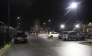 Auf dem "Park + Ride"-Parkplatz am Bahnhof wird die Beleuchtung heller, wenn die Sensoren Bewegung erfassen. - Jana Beckmann
