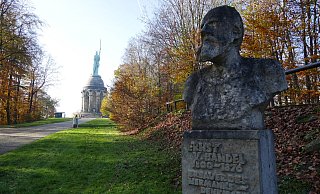 Das Hermannsdenkmal ist geschlossen. Trotzdem genießen an einem schönen Novembertag einige Menschen die Herbststimmung auf der Grotenburg. - Jost Wolf