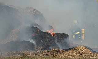 Das Feuer frisst sich von außen nach innen durch die Strohballen. - Freitag TV