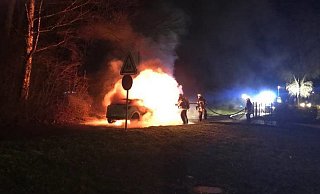 Auf der Zufahrt zum Kreisaltenheim steht das Auto einer Mitarbeiterin lichterloh in Flammen. - Feuerwehr Lemgo