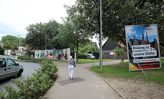 Am Ostertor-Kreisel hängen großformatige Wahlplakate verschiedener Parteien. - Jens Rademacher Am Ostertor-Kreisel hängen großformatige Wahlplakate verschiedener Parteien. - Jens Rademacher