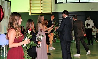 Die Abiturienten überreichen ihrem (rechts) Stufenleiter Markus Riepe ein Geschenk. Rechts im Hintergrund ist Schulleiter Carsten Paul. - Julia Kube Die Abiturienten überreichen ihrem (rechts) Stufenleiter Markus Riepe ein Geschenk. Rechts im Hintergrund ist Schulleiter Carsten Paul. - Julia Kube