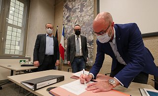Stadtwerke-Chef Arnd Oberscheven, Bürgermeister Markus Baier und Kämmerer Frank Limbke (von links) unterzeichnen die neuen Konzessionsverträge zwischen den Stadtwerken und der alten Hansestadt. - Jost Wolf