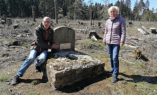 Edwin Ullrich und Christa Brinkmann an dem Gedenkstein ihres Vorfahren, der hier vor 100 Jahren verunglückt ist. - Freya Köhring
