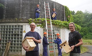 Jugendfeuerwehrwart Rüdiger Thalke (links) und der angehende Naturbotschafter Albert Holtkamp hängen mit den Mitgliedern der Jugendfeuerwehr Nistkästen an dem Mauerwerk der ehemaligen Kläranlage auf. Mit dabei sind Bennet (12, unten von links) und Tyler (12) sowie Isabell (17) und Oliver (14). - Michaela Weiße(LZ) Jugendfeuerwehrwart Rüdiger Thalke (links) und der angehende Naturbotschafter Albert Holtkamp hängen mit den Mitgliedern der Jugendfeuerwehr Nistkästen an dem Mauerwerk der ehemaligen Kläranlage auf. Mit dabei sind Bennet (12, unten von links) und Tyler (12) sowie Isabell (17) und Oliver (14). - Michaela Weiße(LZ)