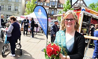 Nelkenkönigin Melanie Schuitema freut sich über den Antrag beim Blumen- und Bauernmarkt. - Nicole Ellerbrake