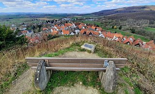Der „Grafenblick" am Westhang unterhalb der Burg bietet einen Fernblick über Schwalenberg. Die malerische Kulisse lädt Einheimische und Touristen zum Verweilen ein. - Michaela Weiße Der „Grafenblick" am Westhang unterhalb der Burg bietet einen Fernblick über Schwalenberg. Die malerische Kulisse lädt Einheimische und Touristen zum Verweilen ein. - Michaela Weiße
