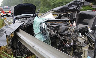 Ein schwerer Verkehrsunfall auf der B1 hat sich am Freitagmorgen ereignet. - Polizei Lippe Ein schwerer Verkehrsunfall auf der B1 hat sich am Freitagmorgen ereignet. - Polizei Lippe