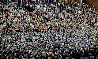 Volles Haus: Unter den Augen von Familie und Freunden heben Polizeianw&auml;rter bei einem Festakt in Hannover die Hand zur Vereidigung. - Foto: Hauke-Christian Dittrich/dpa