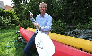 Axel Meckelmann liebt das Kajakfahren. Mit seiner Frau ist er schon auf dem ein oder anderen Fluss gefahren. Ihm gehört das rote Kajak - seine Liebglingsfarbe. - Kirsten Fuhrmann Axel Meckelmann liebt das Kajakfahren. Mit seiner Frau ist er schon auf dem ein oder anderen Fluss gefahren. Ihm gehört das rote Kajak - seine Liebglingsfarbe. - Kirsten Fuhrmann