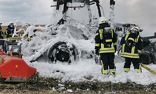 Ein Traktor brannte auf einem Feld nahe Alverdissen völlig aus. - Sylvia Frevert