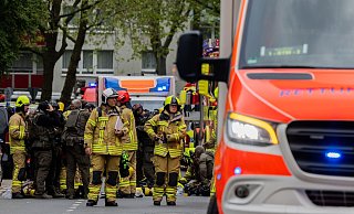 Polizeibeamte und Feuerwehrleute stehen vor einem Hochhaus in Ratingen. - Rolf Vennenbernd/dpa Polizeibeamte und Feuerwehrleute stehen vor einem Hochhaus in Ratingen. - Rolf Vennenbernd/dpa