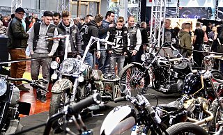 Besucher der Custombike-Show bestaunen veredelte Motorräder im Messezentrum an der B 239. ArchivFoto: Heidi Storl - Heidi Stork Besucher der Custombike-Show bestaunen veredelte Motorräder im Messezentrum an der B 239. ArchivFoto: Heidi Storl - Heidi Stork