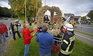 Mit Hilfe der Feuerwehr wurde die Erntekrone aufgehängt. - Nicole Ellerbrake