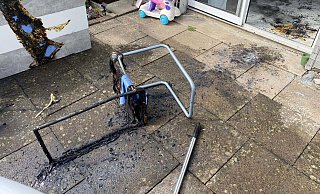 Durch das Ablöschen der Möbel konnte die Feuerwehr in Bösingfeld Schlimmeres verhindern. - Feuerwehr Löschzug Bösingfeld