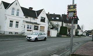 Zeigt Autofahrern die gefahrene Geschwindigkeit an: eines von zwei in der Barntruper Hagenstraße installierten Dialog-Displays.  - Sylvia Frevert
