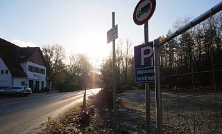 Der Parkplatz am Forstfrieden ist gesperrt, solange das Hotel-Restaurant wegen Corona geschlossen ist. Wer sein Essen abholen möchte, kann direkt vor dem Gebäude parken. - Till Sadlowski Der Parkplatz am Forstfrieden ist gesperrt, solange das Hotel-Restaurant wegen Corona geschlossen ist. Wer sein Essen abholen möchte, kann direkt vor dem Gebäude parken. - Till Sadlowski