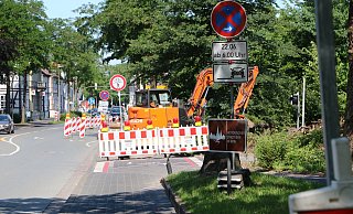 Gleich zwei Bagger machen sich zum Baustart am Rande der Hornschen Stra&szlig;e an die Arbeit. Das Foto entstand zum Baustellenstart am 23. Juni. - Archivfoto: Yvonne Glandien