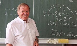 Wieder im Einsatz: Wolfgang Künkler, langjähriger Mathelehrer an der Realschule Lemgo, ist zurück. - Axel Bürger Wieder im Einsatz: Wolfgang Künkler, langjähriger Mathelehrer an der Realschule Lemgo, ist zurück. - Axel Bürger
