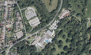 Hier wird bis Ende 2026 gebaut. Zur Zeit entsteht nördlich der Exterschen Straße und unterhalb des Wohnmobilstellplatzes Flachsheide ein neues Parkdeck. Ist dieses fertig, soll der Bau eines Voer-Sterne-Hotels auf dem heutigen Parkplatz "VitaSol I" an der Therme beginnen. Oberhalb davon befindet sich ein städtischer Betriebshof. - TIM-online/Geobasisdaten NRW Hier wird bis Ende 2026 gebaut. Zur Zeit entsteht nördlich der Exterschen Straße und unterhalb des Wohnmobilstellplatzes Flachsheide ein neues Parkdeck. Ist dieses fertig, soll der Bau eines Voer-Sterne-Hotels auf dem heutigen Parkplatz "VitaSol I" an der Therme beginnen. Oberhalb davon befindet sich ein städtischer Betriebshof. - TIM-online/Geobasisdaten NRW