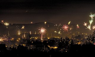 Feuerwerke wie dieses über den Dächern Detmolds sind zumeist der Höhepunkt der Silvesternacht. Am Samstag startet der Verkauf der Feuerwerkskörper. - Torben Gocke Feuerwerke wie dieses über den Dächern Detmolds sind zumeist der Höhepunkt der Silvesternacht. Am Samstag startet der Verkauf der Feuerwerkskörper. - Torben Gocke