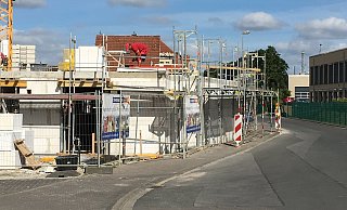 Neubau: Im hinteren Teil der Bahnhofstraße entsteht eine neue Wohnanlage. - Jana Beckmann