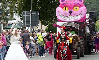 Bunt, laut und lustig zieht sich der Festumzug durch Hohenhausen. - Rudi Rudolph