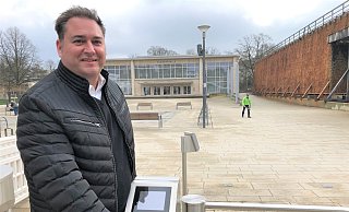 Kurdirektor Stefan Krieger hält sein Handy an das neue automatische Drehkreuz am Kurpark-Haupteingang. Auf dem Handy sind die Daten seiner Salzuflen-Card gespeichert. Ein QR-Code auf dem Display des Handys entsperrt das Kreuz. - Thomas Reineke