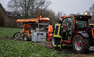 Ein Spezialfahrzeug musste daf&uuml;r sorgen, dass Pumpen &uuml;ber den aufgeweichten Acker kamen. - FreitagTV/Stock