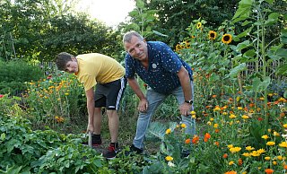 Dieter Düwel (rechts) gibt die Gartenliebe an seinen Sohn Oliver (13) weiter. Düwel selbst hat die Leidenschaft für den Garten bereits von seinem Vater Fritz übernommen. Foto: Sylvia Frevert - Sylvia Frevert(LZ) Dieter Düwel (rechts) gibt die Gartenliebe an seinen Sohn Oliver (13) weiter. Düwel selbst hat die Leidenschaft für den Garten bereits von seinem Vater Fritz übernommen. Foto: Sylvia Frevert - Sylvia Frevert(LZ)