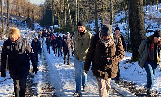 Spaziergänger demonstrieren gegen Windkraftanlagen im Wald auf der Egge und im Teutoburger Wald. - Nationalparkfreunde OWL/Aktionsgruppe Leopoldstal Spaziergänger demonstrieren gegen Windkraftanlagen im Wald auf der Egge und im Teutoburger Wald. - Nationalparkfreunde OWL/Aktionsgruppe Leopoldstal