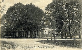 Eine Postkarte, die den Kreuzkrug im Jahr 1906 zeigt. Seit seiner Wiedereröffnung als Gasthaus im Jahr 1896 war das Lokal wieder ein beliebtes Ausflugsziel. - Lippische Landesbibliothek Eine Postkarte, die den Kreuzkrug im Jahr 1906 zeigt. Seit seiner Wiedereröffnung als Gasthaus im Jahr 1896 war das Lokal wieder ein beliebtes Ausflugsziel. - Lippische Landesbibliothek