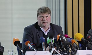 Am 5. Februar stellt sich Hamelns Landrat Tjark Bartels auf einer Pressekonferenz hinter die Mitarbeiter seines Jugendamts. Diese waren für die Unterbringung des Pflegekindes verantwortlich. - Archivfot: Jannik Stodiek Am 5. Februar stellt sich Hamelns Landrat Tjark Bartels auf einer Pressekonferenz hinter die Mitarbeiter seines Jugendamts. Diese waren für die Unterbringung des Pflegekindes verantwortlich. - Archivfot: Jannik Stodiek