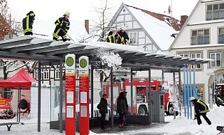 So hatten sich viele Kameraden der Feuerwehr Lemgo und des Technischen Hilfswerks ihre Urlaubstage zwischen Weihnachten und Silvester vor zehn Jahren sicher nicht vorgestellt: Sie mussten auf zahlreichen Flachdächern Schnee schippen. - Archivfoto: Vera Gerstendorf-Welle