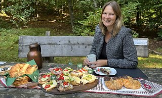 Dr. Marika Thiersch hat sich für das Kandidaten-Interview mit der LZ den Hiddeser Wald im Bereich des Alten Stausees ausgesucht – und dort ein komplettes Frühstück aufgetischt. - Jana Beckmann