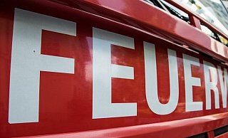 Die Feuerwehrleute konnten den Mann nur noch tot aus dem Wasser bergen. - dpa Die Feuerwehrleute konnten den Mann nur noch tot aus dem Wasser bergen. - dpa