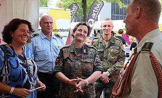 Kerstin Vieregge, CDU-Bundestagsabgeordnete aus Lippe, ist beim Veteranentag in Berlin dabei. - Bildrechte: Kerstin Vieregge
