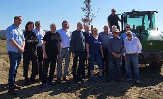 Gemeinsam freuen sich über den neuen Bürgerwald in Pivitsheide: Vorstandsmitglieder des Heimat- und Verkehrsvereins Pivitsheide VL sowie des Vereins Bürgerwald Detmold e. V. und freiwillige Helfer. - Heimat- und Verkehrsverein Pivitsheide