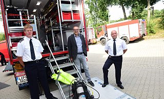 Vor dem neuen Wagen der Taucher stehen (von links) der Leiter der Tauchgruppe, Christian Depping, Bürgermeister Markus Baier und Technik-Chef Frank Hoppe. - Nicole Ellerbrake