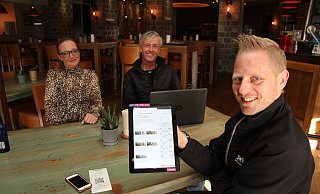 Betriebsleiter Christian Manier zeigt, wie eine Bestellung auf dem Tablet aussieht. Inhaber Frank Weingarten und Stefanie Manier (Öffentlichkeitsarbeit) berichten von unterschiedlichen Reaktionen seitens der Gäste. - Jana Beckmann Betriebsleiter Christian Manier zeigt, wie eine Bestellung auf dem Tablet aussieht. Inhaber Frank Weingarten und Stefanie Manier (Öffentlichkeitsarbeit) berichten von unterschiedlichen Reaktionen seitens der Gäste. - Jana Beckmann