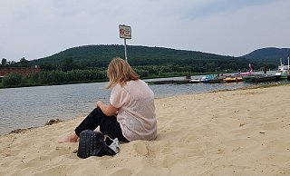 Auch wenn der Sand einen Strand simuliert, dürfen die Gäste den Schieder-See nicht als Badegewässer benutzen. So bleibt höchstens mal eine Erfrischung mit den Füßen. - Marianne Schwarzer Auch wenn der Sand einen Strand simuliert, dürfen die Gäste den Schieder-See nicht als Badegewässer benutzen. So bleibt höchstens mal eine Erfrischung mit den Füßen. - Marianne Schwarzer