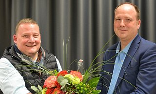Dem frisch gekürten Bürgermeisterkandidaten Christoph Dolle (r.) gratuliert SPD-Stadtverbandsvorsitzender Thorsten Klatt van Eupen und überreicht ihm einen Nelkenstrauß. - SPD Stadtverband Blomberg